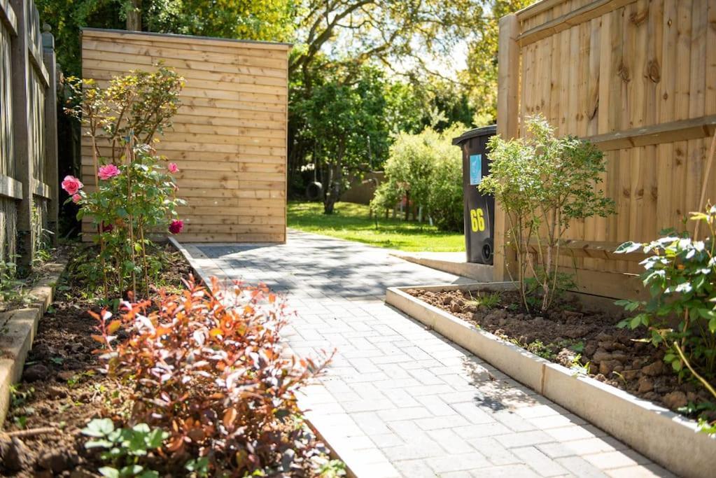 Walnut Flats-F5, Stylish 1-Bedroom - Parking, Netflix, Wifi - Close To Oxford, Bicester & Blenheim Palace Kidlington Eksteriør bilde