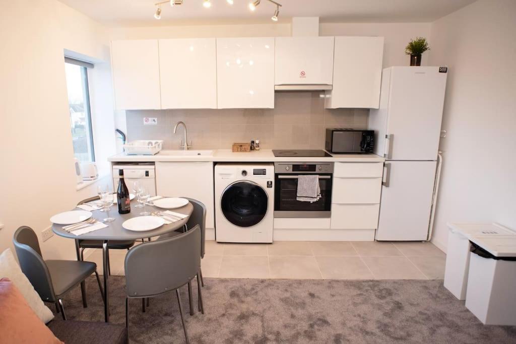 Walnut Flats-F5, Stylish 1-Bedroom - Parking, Netflix, Wifi - Close To Oxford, Bicester & Blenheim Palace Kidlington Eksteriør bilde