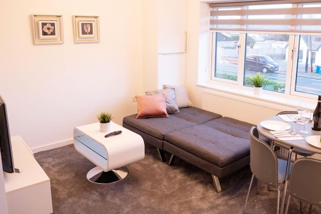 Walnut Flats-F5, Stylish 1-Bedroom - Parking, Netflix, Wifi - Close To Oxford, Bicester & Blenheim Palace Kidlington Eksteriør bilde