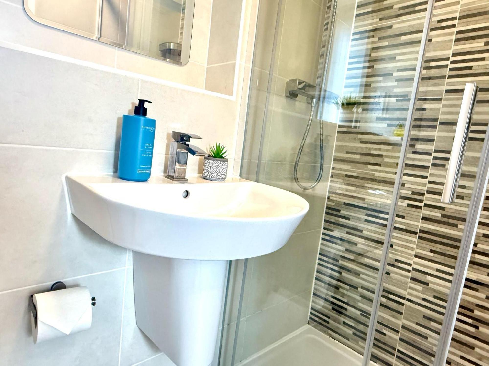 Walnut Flats-F5, Stylish 1-Bedroom - Parking, Netflix, Wifi - Close To Oxford, Bicester & Blenheim Palace Kidlington Eksteriør bilde